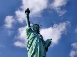 1280px-Liberty-statue-from-below_1.jpg