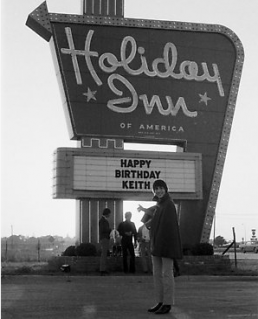 Keith-Moon-in-front-of-Holiday-Inn-sign.png