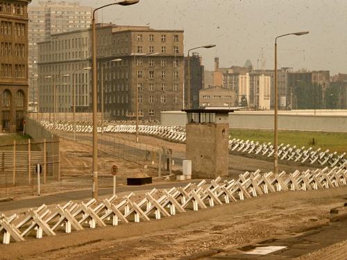 Berlin_Wall_death_strip,_1977.jpg