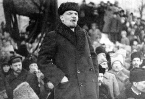 Lenin addressing a crowd in 1917.jpg