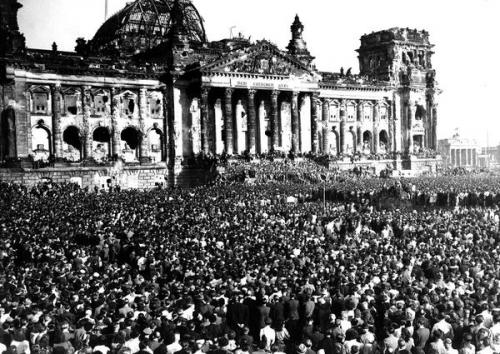 Sept 9 - 1948- Berlin Anti-Communist-Demonstration-main_600.jpg