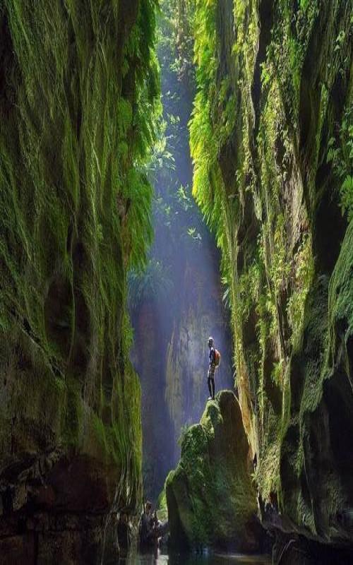 exqui-image-via-john-Claustral-Canyon-Australia_0.jpg