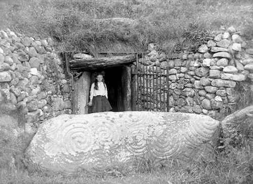 Newgrange-entrance.jpg