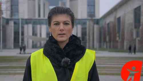 Wagenknecht-appears-in-a-yellow-vest-in-front-of-the-Chancellery-and-calls-for-protests.jpg