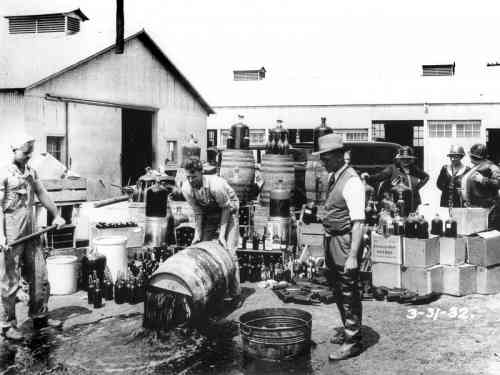 dumping_illegal_booze_santa_ana_3-31-1932.jpg