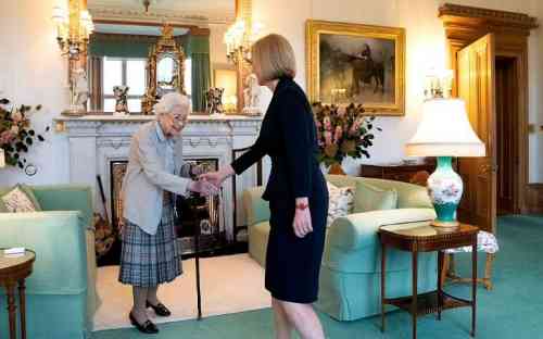 Liz-Truss-meets-the-Queen-197813551.jpg