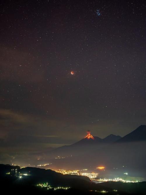 Moon-Eclipse-Pleiades-and-Fuego-volcano-David-Rojas-Nov-8-2022-cp.jpeg
