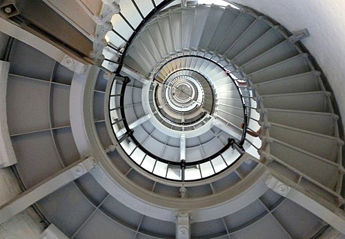 Ponce_de_Leon_Inlet_Spiral_Staircase_(cropped).jpg
