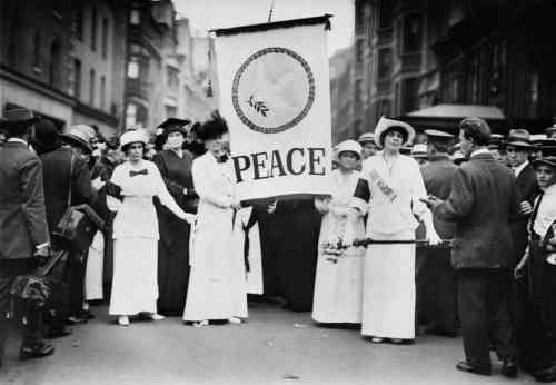 chief-marshall-portia-willis-and-other-participants-of-women-s-peace-parade-shortly-after-start-of-world-war-i-fifth-avenue-new-york-city-august-29-1914.jpg