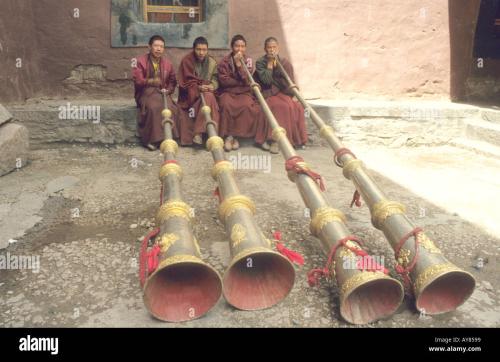 monks-playing-the-long-horns-dung-outside-tibetan-monastery-AY8599-3489548015.jpg